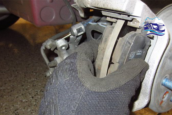 نشانه های خرابی سیستم ترمز خودرو نشانه های خرابی سیستم ترمز خودرو